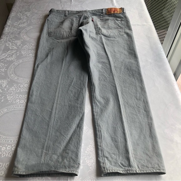 Levi’s 501 Men’s Size W40/L30 Gray Silver Jeans Denim Pants Button-Fly Straight - Picture 2 of 16